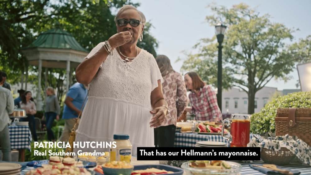 Hellmann's Real Mayonnaise for a Rich Creamy Condiment Real Mayo Squeeze Bottle Gluten Free, Made with 100% Cage-Free Eggs 20 oz